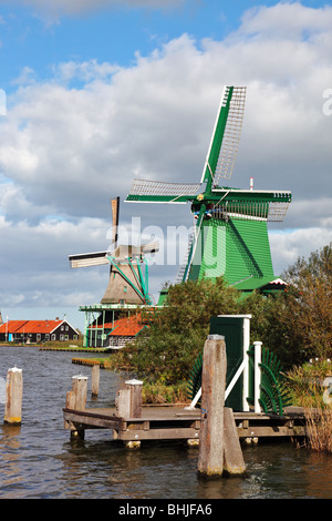 Alte kleine Dorf in den Niederlanden mit Windmühlen und den Kanal Stockfoto