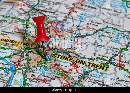 rote Karte Pin im Fahrplan auf der Stadt von Stoke-on-Trent Stockfoto