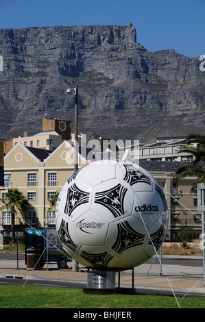 Cape Town Südafrika WM 2010 Veranstaltungsort Oversize Fußball in der Stadt, überragt vom Tafelberg USA 1994 Questra ball Stockfoto