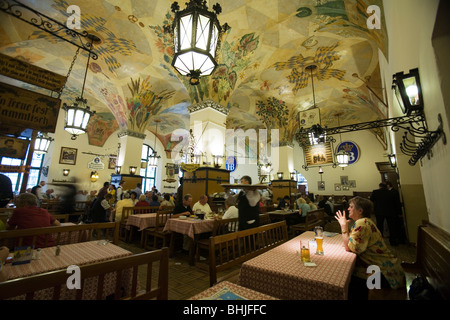 Eine Frau an ihrem Tisch suchen eine ausgearbeitete Decke im Hofbräuhaus Platzl bin. München, Deutschland Stockfoto