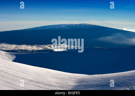 Blick auf Mauna Loa von schneebedeckten Gipfel des Mauna Kea in Hawaii. Stockfoto