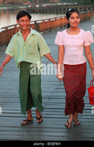 Myanmar, Burma, Yangon, Rangun, junges Paar Kandawgyi See herumlaufen Stockfoto