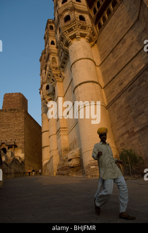 Meharangarh Fort (Jodhpur Fort), dominiert die Stadt Jodhpur aus seiner Lage hoch auf einen Buff mit Blick auf sie, Rajasthan, Indien Stockfoto