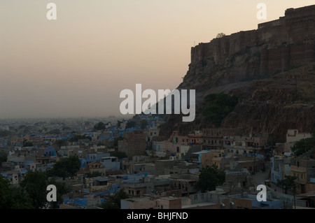 Meharangarh Fort (Jodhpur Fort), dominiert die Stadt Jodhpur aus seiner Lage hoch auf einen Buff mit Blick auf sie, Rajasthan, Indien Stockfoto