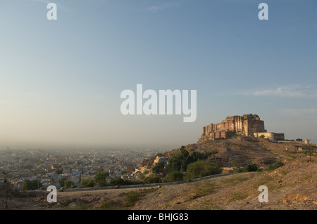 Meharangarh Fort (Jodhpur Fort), dominiert die Stadt Jodhpur aus seiner Lage hoch auf einen Buff mit Blick auf sie, Rajasthan, Indien Stockfoto