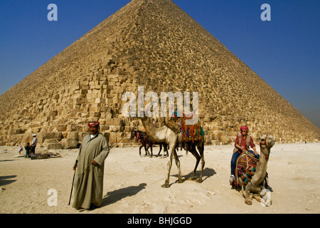 Touristen auf Kamele bei der Pyramiden von Gizeh, Kairo, Ägypten Stockfoto