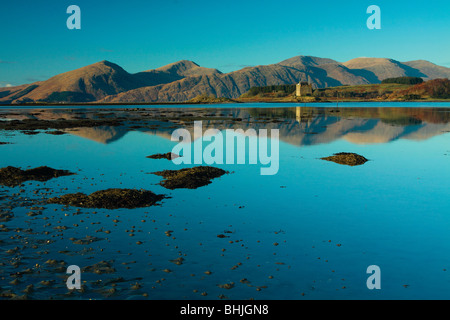 Castle Stalker und Loch Linnhe mit Morvern Berge von Port Appin Argyll & Bute Stockfoto