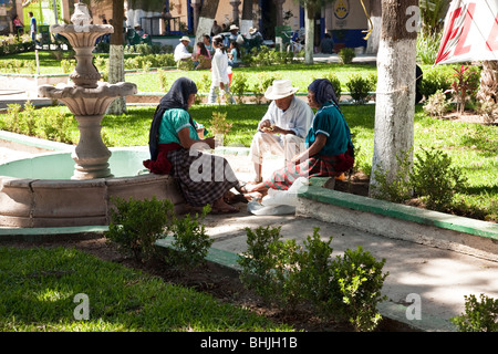 grasbewachsene Sonne gefleckte kleine Plaza bietet willkommene Zuflucht vom Trubel der Tlacolula Sonntag Markt Oaxaca Staat Mexiko Stockfoto