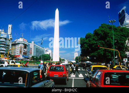 PKW- und Fuß-Verkehr am Zebrastreifen auf der Avenida 9 de Julio in der Nähe von Obelisko in Buenos Aires Stockfoto