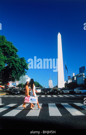 Zwei Frauen mit Einkaufstaschen Kreuzung Avenida 9 de Julio in der Nähe von Obelisko in Buenos Aires Stockfoto