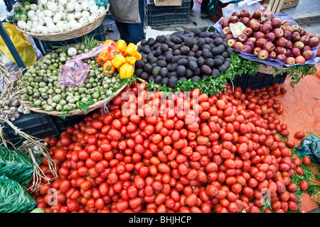 üppigen Berge von frischem Gemüse gehäuft auf dem Boden zum Verkauf an Tlacolula Sonntagsmarkt im Bundesstaat Oaxaca Mexico Stockfoto