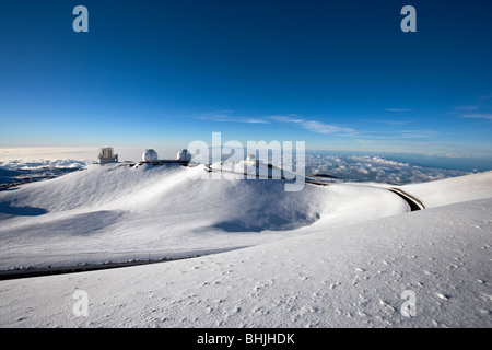 Observatorien auf Mauna Kea mit entfernten Haleakala auf Maui. Stockfoto