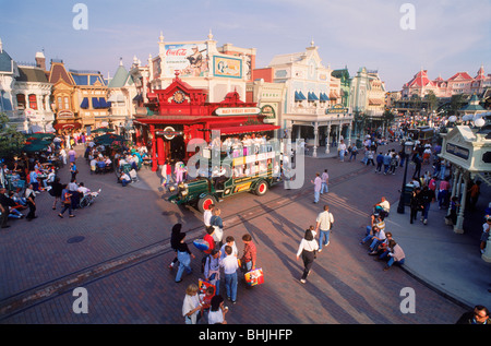 Euro Disneyland oder Eurodisney im Euro Disney Resort in der Nähe von Paris mit Main Street Touristen und Geschäfte und Bus im Abendlicht Stockfoto