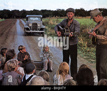 GEBUNDEN für Ruhm 1976 UA film mit David Carradine (Mitte) als Woody Guthrie und Ronny Cox auf der rechten Seite Stockfoto