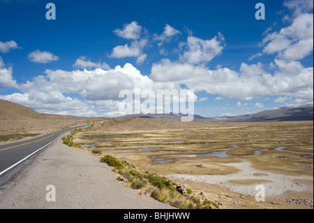 Auf dem Weg zum Colca Canyon, eine Straße durch den Salinas und Aguada Blanca National Reserve Stockfoto