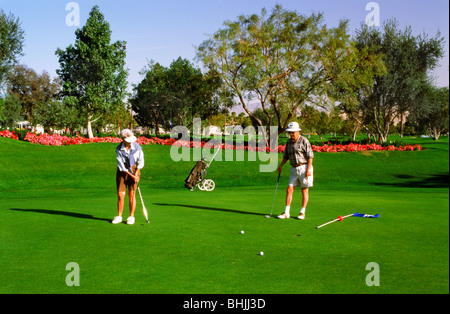 Seniorinnen und Senioren setzen auf Grün in Palm Springs Kalifornien Stockfoto