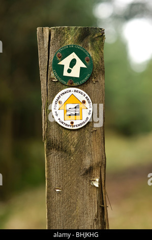 Ceredigion Grafschaftsrat Fußweg Zeichen, Markierung der Strecke von Teufelsbrücke nach Pontrhydfendigaid, Mid Wales UK Stockfoto