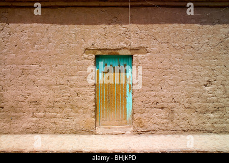 Alte Tür an einem Adobe Haus, San Pedro de Atacama, Chile Stockfoto