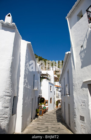 Sehen Sie hübsche Gasse, Frigiliana, Andalaucia, Spanien Stockfoto