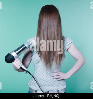 Studio-Porträt einer jungen Frau auf isolierte Hintergrund Bürsten Haare Stockfoto