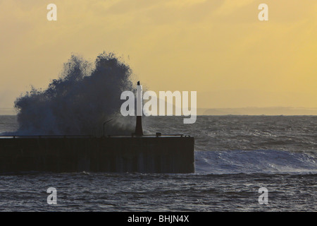 Wellen in Anstruther Harbour Fife Schottland Stockfoto