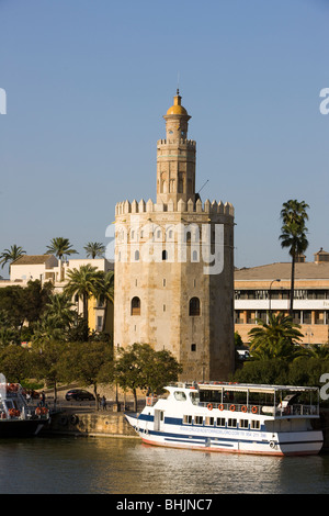 Blick über den Fluss Guadilquivir in Richtung Torre del Oro, Sevilla, Andalusien, Spanien Stockfoto