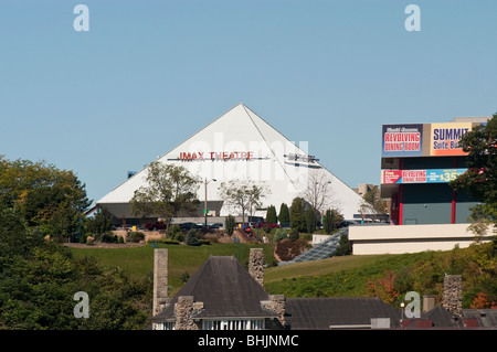 Pyramide-iMAX-Kino Gebäude in Niagara Falls, Ontario, Kanada von US-Seite gesehen Stockfoto