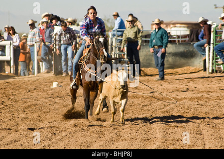 eine Cowgirl konkurriert in der abtrünnigen Abseilen Ereignis während eines Highschool-rodeo Stockfoto