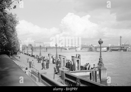 Ein Blick auf Hungerford Bridge, London, c1945-1965. Künstler: SW Rawlings Stockfoto