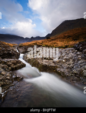 Wasserfall bei Fairy Pools, Coire Na Creiche, Glenbrittle, Isle Of Skye, Schottland Stockfoto