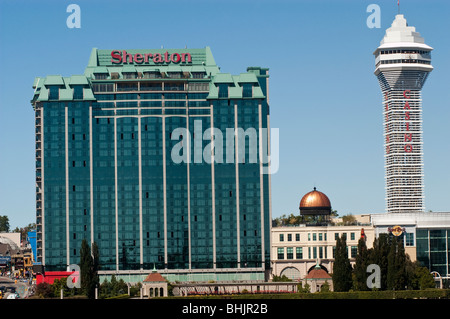 Sheraton Hotelgebäude und Casino tower in Niagara Falls, Ontario, Kanada, wie von der US-Seite gesehen Stockfoto