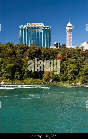 Sheraton Hotelgebäude und Casino tower in Niagara Falls, Ontario, Kanada, wie von der US-Seite gesehen Stockfoto