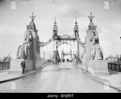 Hammersmith Bridge, Hammersmith, London, c1887-1905. Künstler: Henry Verspottung Stockfoto