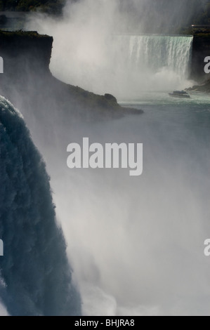 American Falls und Horseshoe Falls im Hintergrund von der US-Seite im Niagara Falls State Park, NY, USA. Stockfoto