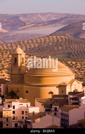 Spanien, Andalusien, Montefrio erhöhten Blick auf Stadtkirche und den umliegenden Olivenhainen Felder im goldenen Morgenlicht Stockfoto