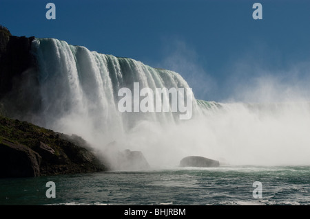 Horseshoe Falls von Mädchen der Nebel Touristenboot am Niagara River aus gesehen Stockfoto