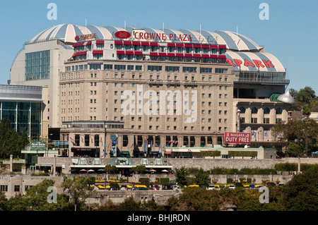 Crowne Plaza Hotel in Niagara Falls, Ontario, Kanada von amerikanischer Seite aus gesehen Stockfoto