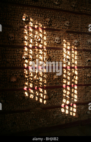 Kapelle der Knochen (Capela do Ossos) bei Faros Nossa Senhora Carmo Kirche, Faro Stockfoto