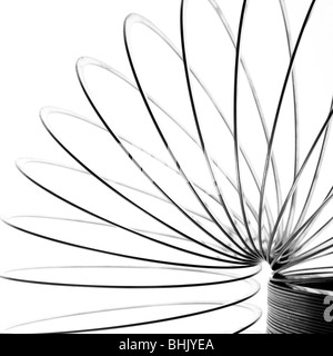 Slinky Chrom auf weißem Hintergrund Stockfoto