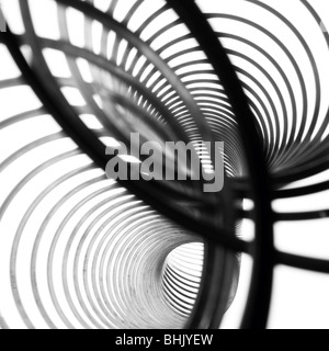 Slinky Chrom auf weißem Hintergrund Stockfoto