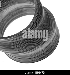 Slinky Chrom auf weißem Hintergrund Stockfoto
