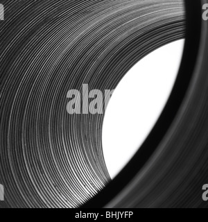 Slinky Chrom auf weißem Hintergrund Stockfoto