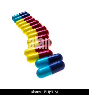 blaue, rote und gelbe Grippe Kapseln auf weißem Hintergrund Stockfoto