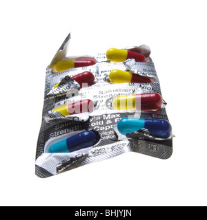 blaue, rote und gelbe Grippe Kapseln auf weißem Hintergrund Stockfoto