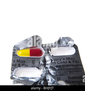 blaue, rote und gelbe Grippe Kapseln auf weißem Hintergrund Stockfoto