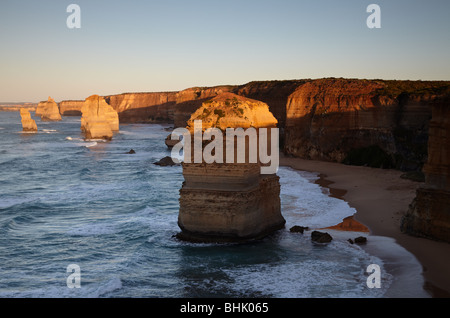 Morgenlicht an den 12 Aposteln, Port Campbell National Park, Great Ocean Road, Victoria, Australien Stockfoto