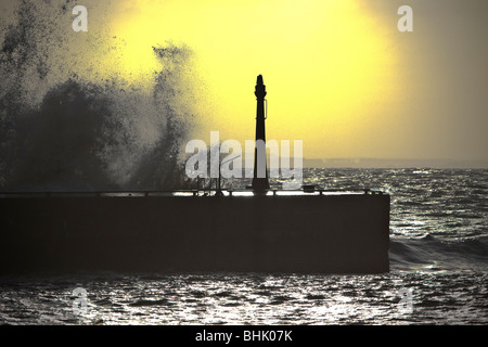 Wellen in Anstruther Harbour Fife Schottland Stockfoto