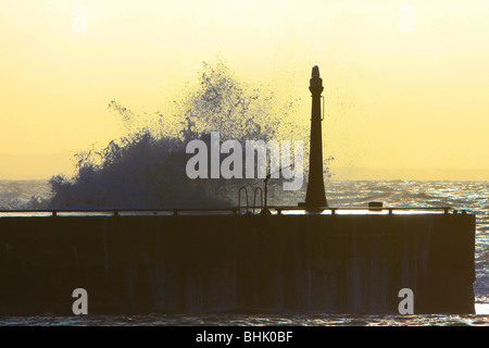 Wellen krachen auf die Meeresmauer von Anstruther Harbour, Fife, Schottland Stockfoto