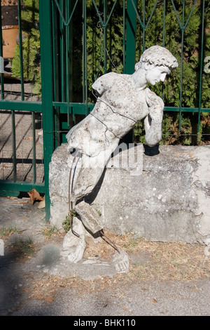 Gebrochene Reproduktion Statue nach Michelangelo David vor einem Tor eines italienischen Hauses in Umbrien. Stockfoto