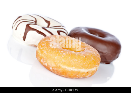 Drei leckere Donuts reflektiert auf weißem Hintergrund mit geringen Schärfentiefe Stockfoto